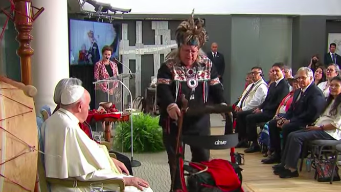 Entrega de regalos al Papa Francisco