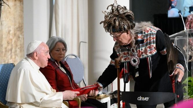 Francisco recibe un presente de uno de los líderes indígenas de Quebec