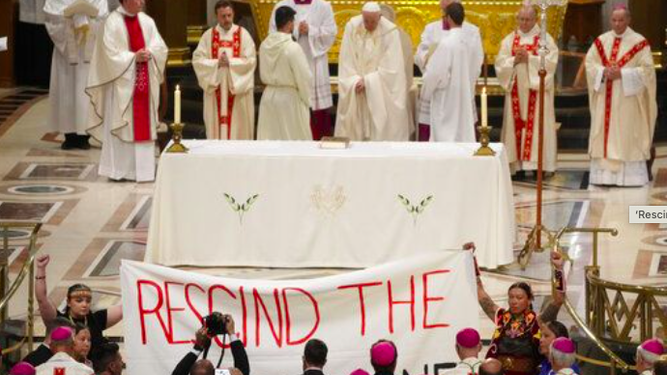 Pancarta pidiendo al Papa que derogue la Doctrina del Descubrimiento