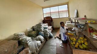 Doña Juanita en la despensa del internado de Islandia