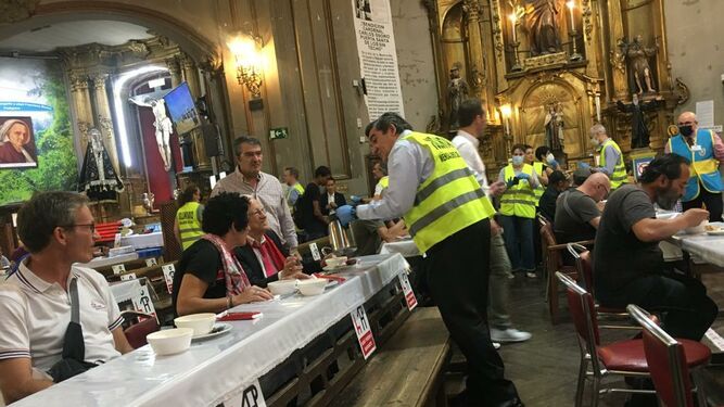 José Luis Escrivá, sirviendo el desayuno en San Antón