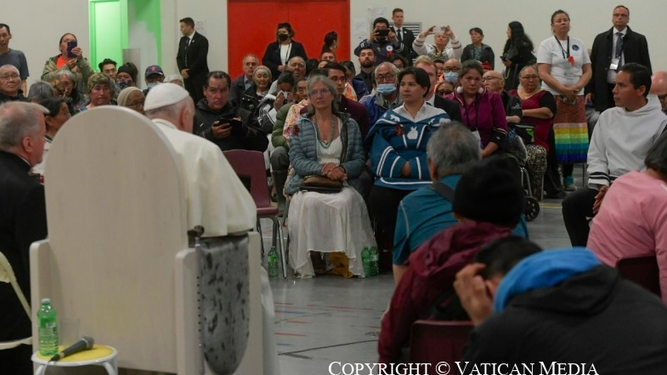 Francisco, con las víctimas inuit