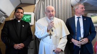 El Papa se dirige a los periodistas durante el vuelo de ida a Canadá