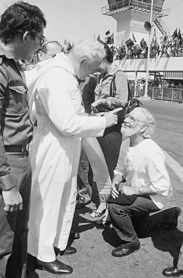 Juan Pablo II reprende a Ernesto Cardenal