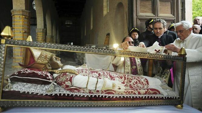 Bemedicto XVI ante la tumba de Celestino V