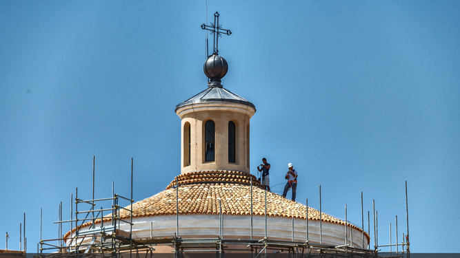 Cúpula de una iglesia dañada por el terremoto