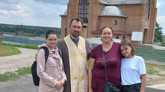 El padre Taras, con algunos feligreses