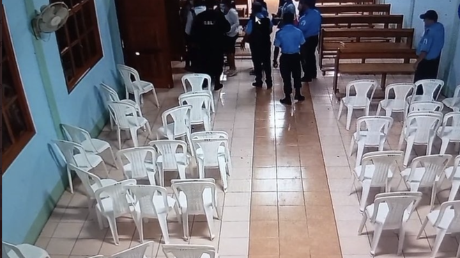 Policías nicaragüenses irrumpen en ola capilla