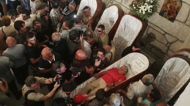 Devota en ataúd dentro de la iglesia al finalizar la procesión