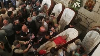 Devota en ataúd dentro de la iglesia al finalizar la procesión