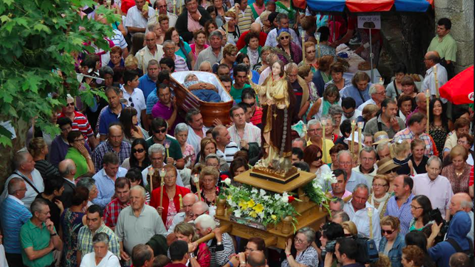 Devoto en un ataúd tras la imagen de Santa Marta (2013)