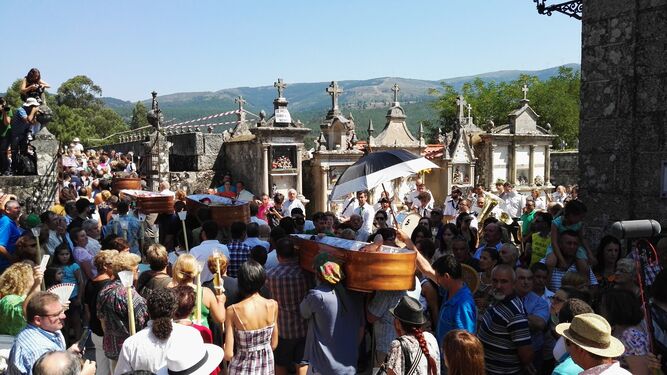 Los féretros salen de la iglesia en procesión