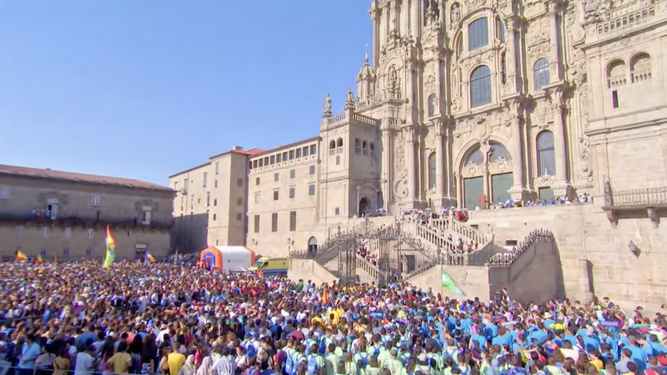 Jóvenes a los pies de la catedral de Santiago