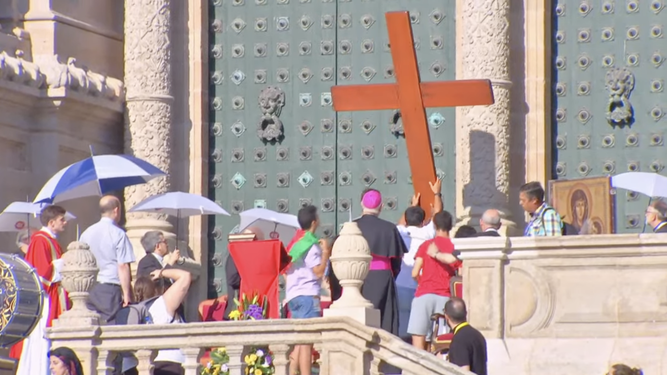Los jóvenes depositan la cruz de la PEJ22
