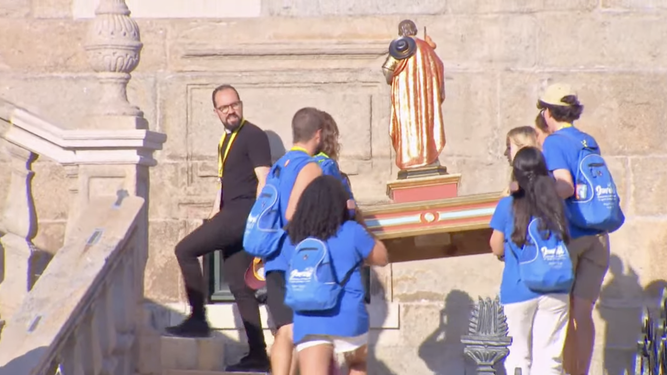 Los jóvenes transportan las reliquias del Apóstol Santiago