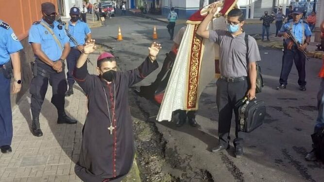 El obispo Rolando Álvarez sale a la calle de rodillas para clamar el fin de los ataques