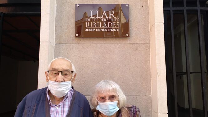 Josep Antoni Comes con su hermana Clementina, en Pedreguer
