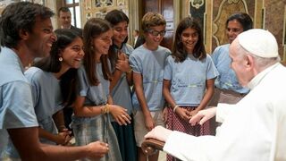 Francisco: "El futuro es de los jóvenes que tienen alas y raíces"