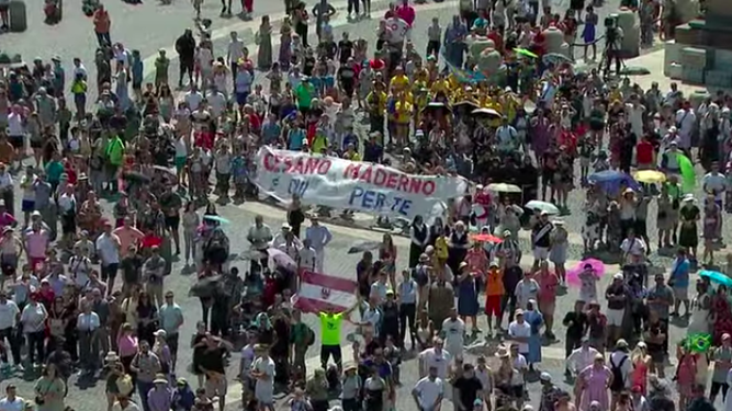 Fieles esperan al Papa en la plaza de San Pedro