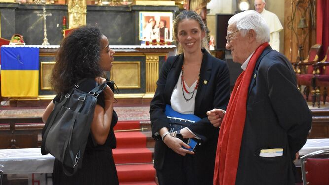 La embajadora de EE.UU. en España, con el padre Ángel en San Antón