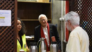 Julissa Reynoso reparte desayunos junto al padre Ángel