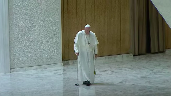 El Papa camina hacia el centro del Aula Pablo VI