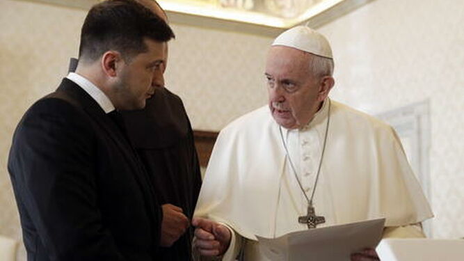Zelenski informa al Papa de"los horribles crímenes rusos" en Ucrania