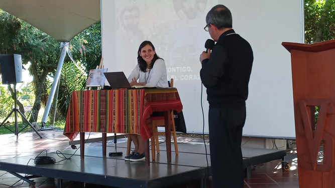 Liliana y monseñor Rueda
