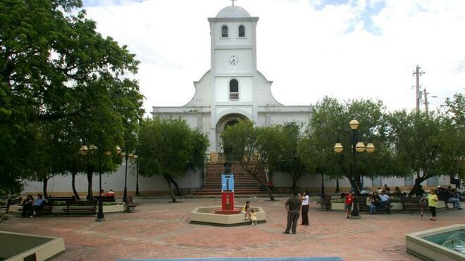 Detienen a un joven que se subió desnudo al techo de una iglesia en Puerto Rico