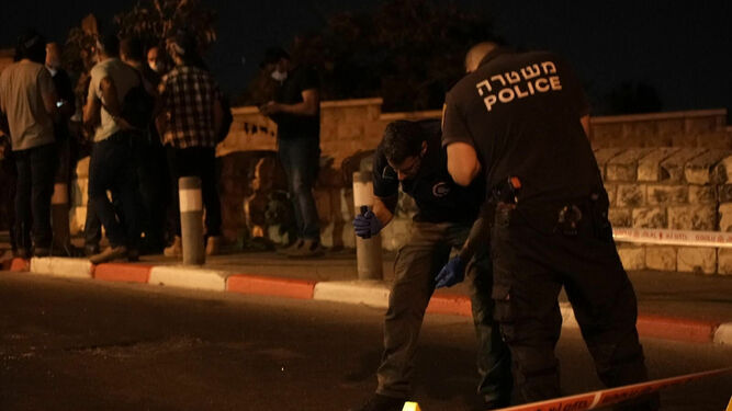 La policía israelí recoge pruebas en el lugar del ataque