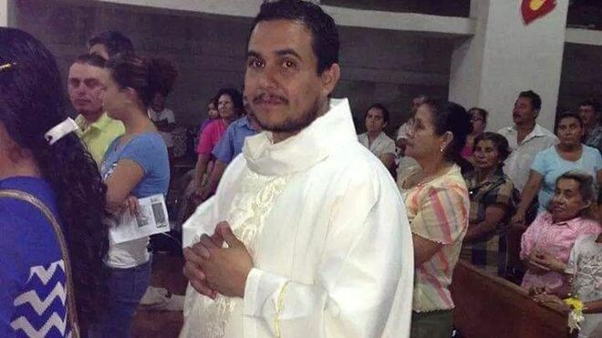 El sacerdote Óscar Benavides