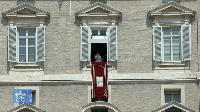 Francisco se asoma a la ventana del Palacio Aspostólico