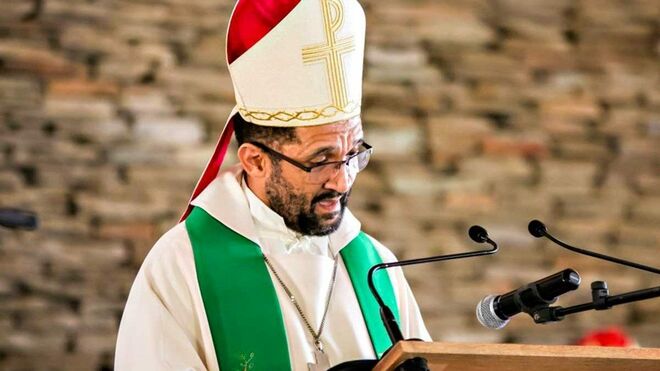 Obispo sudafricano apoya la ordenación sacerdotal de hombres casados