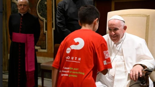 Francisco recibe a los jóvenes del campamento Juvenil Alpha