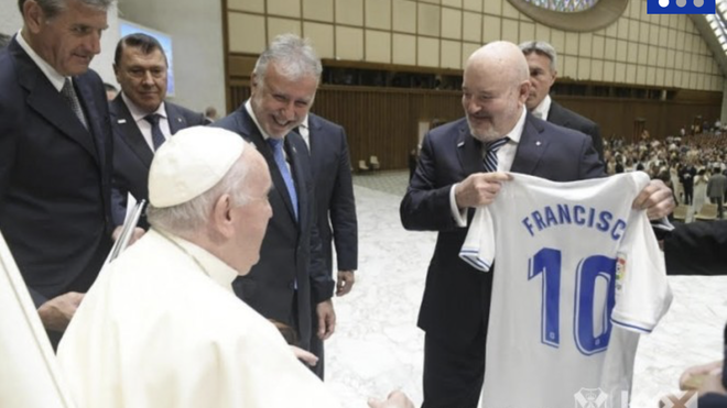 Francisco recibe la camiseta del CD Tenerife