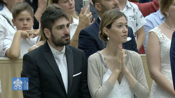 Matrimonios que esperan la bendición papal
