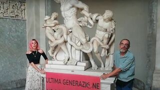 Activistas climáticos se pegan a la base del Laooconte en los Museos Vaticanos