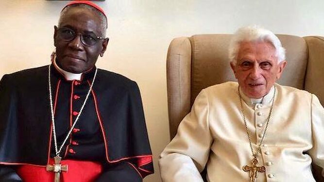 El cardenal Sarah durante una visita al Papa emérito