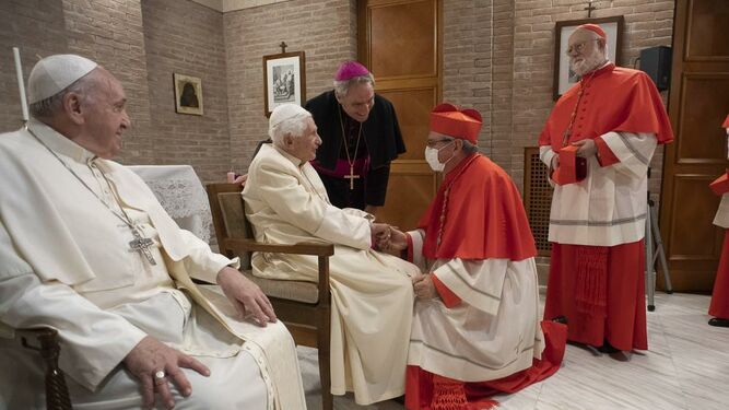 Los creados nuevos cardenales visitan al Papa emérito