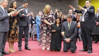 Pastores rezando con Bolsonaro