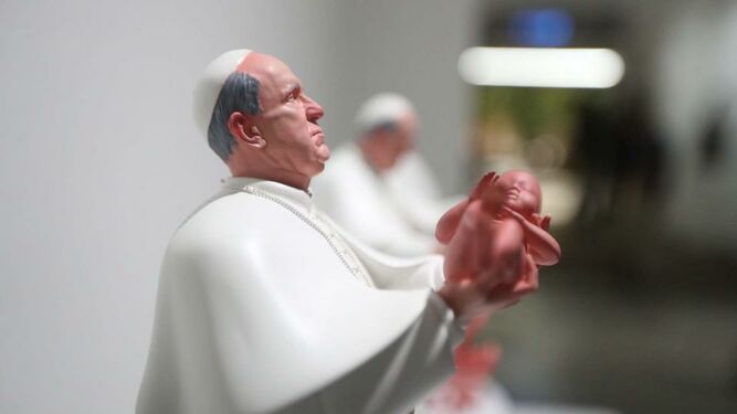 Escultura papa Francisco tirando a un bebe2