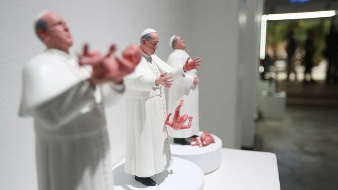 Escultura del papa Francisco tirando a un bebe3