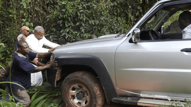 El neocardenal, empujando su coche durante una visita pastoral