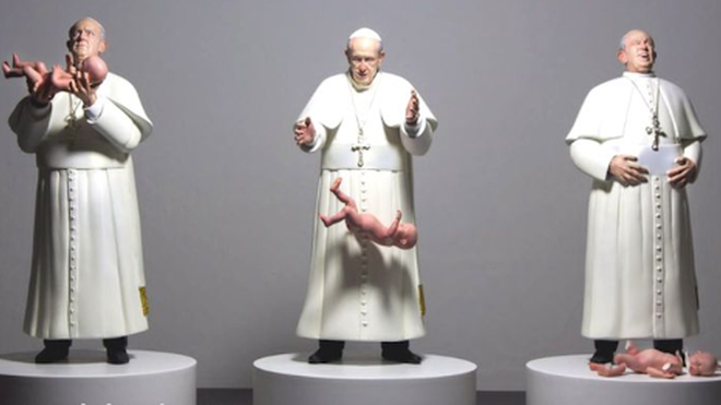 Una escultura del papa Francisco tirando a un bebé causa polémica en México