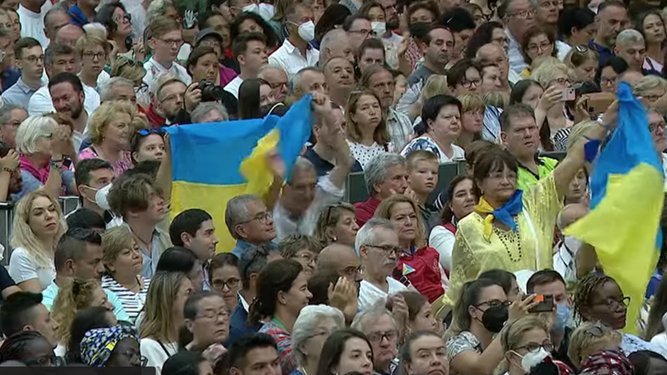 Banderas ucranianas en la audiencia
