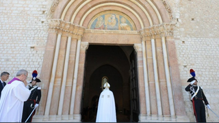 Francisco abre la Puerta Santa en L'Aquila