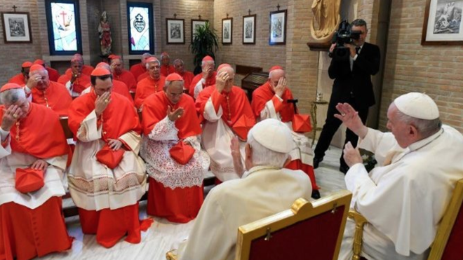 El Papa y los nuevos cardenales visitan a Benedicto XVI