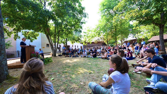 Ursula von der Layen se dirige a los jóvenes en Taizé