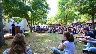 Ursula von der Layen  se dirige a los jóvenes en Taizé