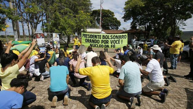 Evangélicos orando por Bolsonaro